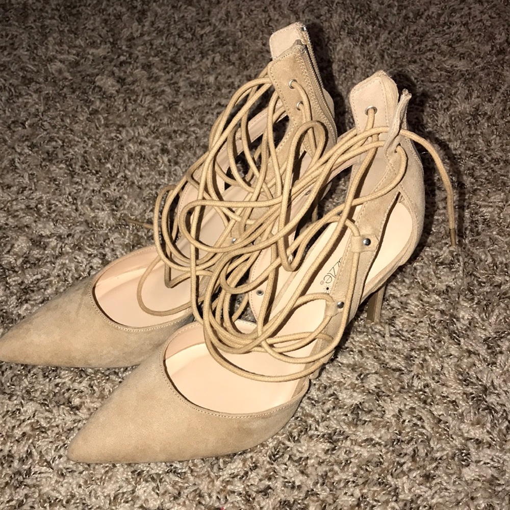 Nude strappy pump